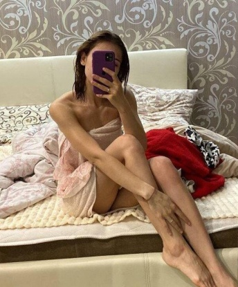 Живу в Москве, и у меня есть все, чтобы сделать твои фантазии реальностью. Мои услуги включают классический и эротический массаж, оральный и классический секс, стриптиз и многие другие удовольствия. У меня есть отличные отзывы, которые подтверждают мою профессионализм и страсть. Я гарантирую полную конфиденциальность и дискретность, так что можешь расслабиться и наслаждаться. Смотри мои фото и давай встретимся, чтобы попробовать все, что ты можешь себе представить! 💋🔥 Верочка